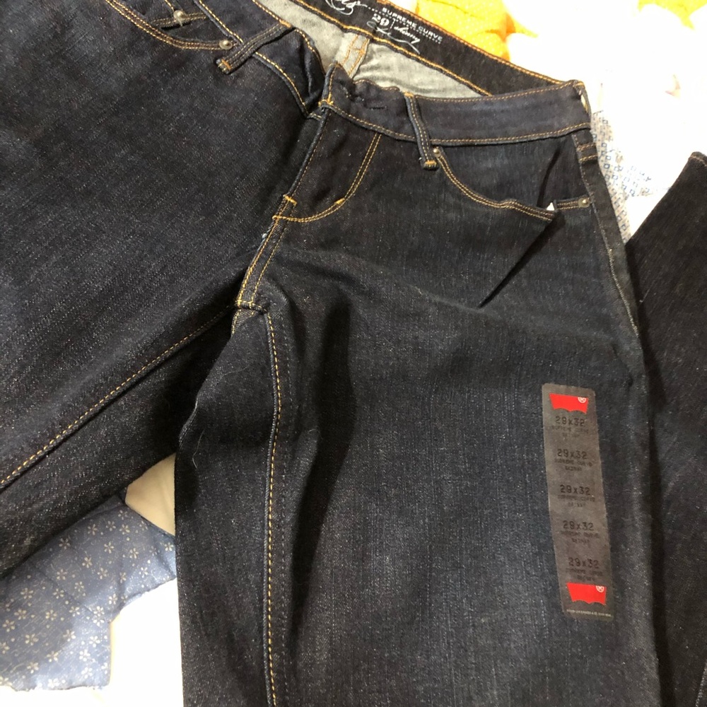 Woman’s curvy new Levi’s with tags size 29